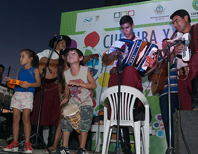 Foto: Chamamé en comunidad, en el barrio de Ongay, ubicado en Corrientes. Se puede ver a los niños tocando junto con otros instrumentos.
Zulma Ruiz Cuevas-Aron R. Fisman, 2019.